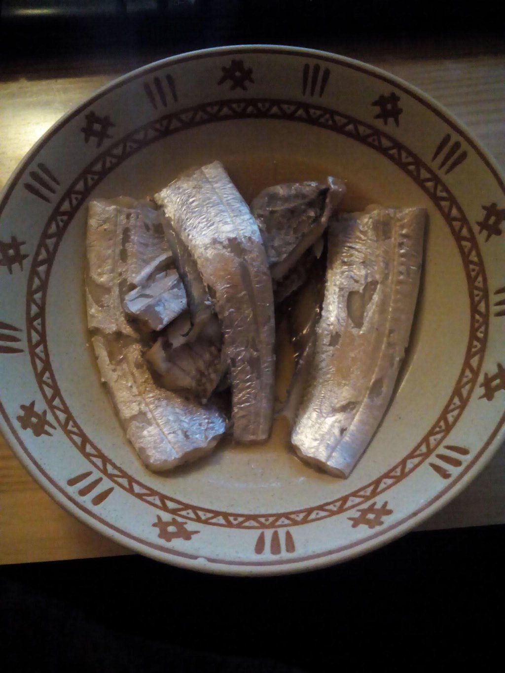 昨日の釣果。

太刀魚です…煮ました。
いっぱいあるけど自分で釣ったのは1匹だけ(；´∀｀)
4匹は師匠にいただきました。(合計5匹)
刺し身にしたかったけど、1匹の半分で断念。
めんどくせー!!
でも、お刺身…甘くて美味しいの。 http://t.co/cP8urXOdNh