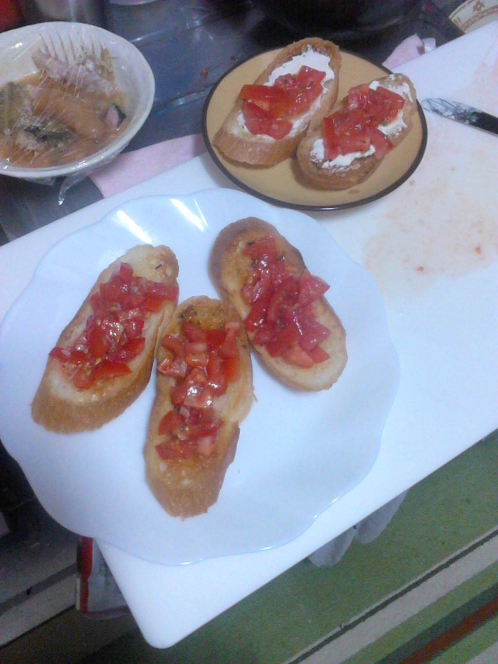 ブルケッタからはじまっております。
後ろのクリームチーズもプラスしたやつの方が美味しかった!! https://t.co/GCRZUDoIvH