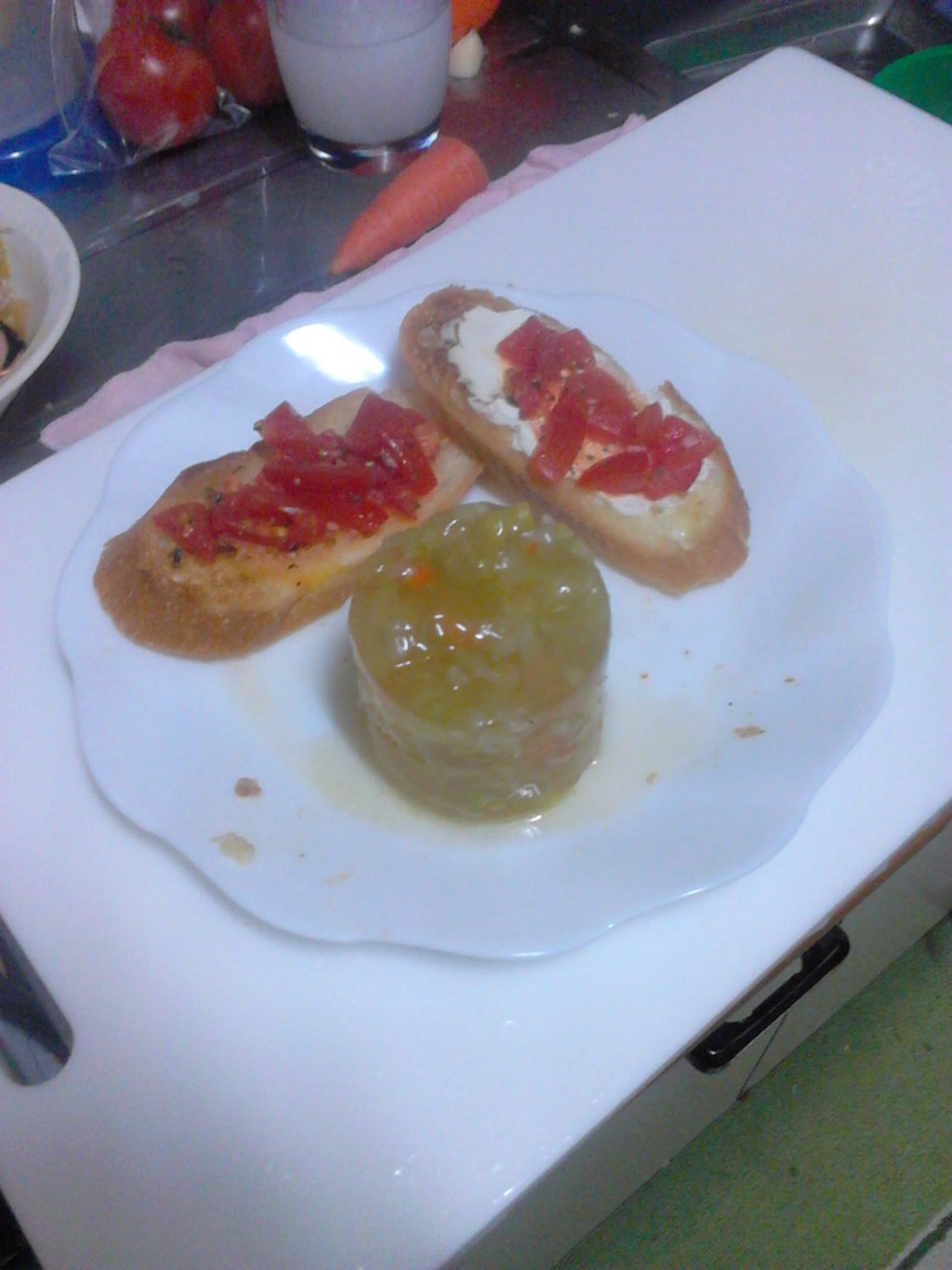 予告?の通り、野菜スープのゼリー寄せを作ってみたけど…。

失敗…かな?

ゼラチンの分量がよく分からんくて…ガッチガチｗ https://t.co/xIOEcmYhJa