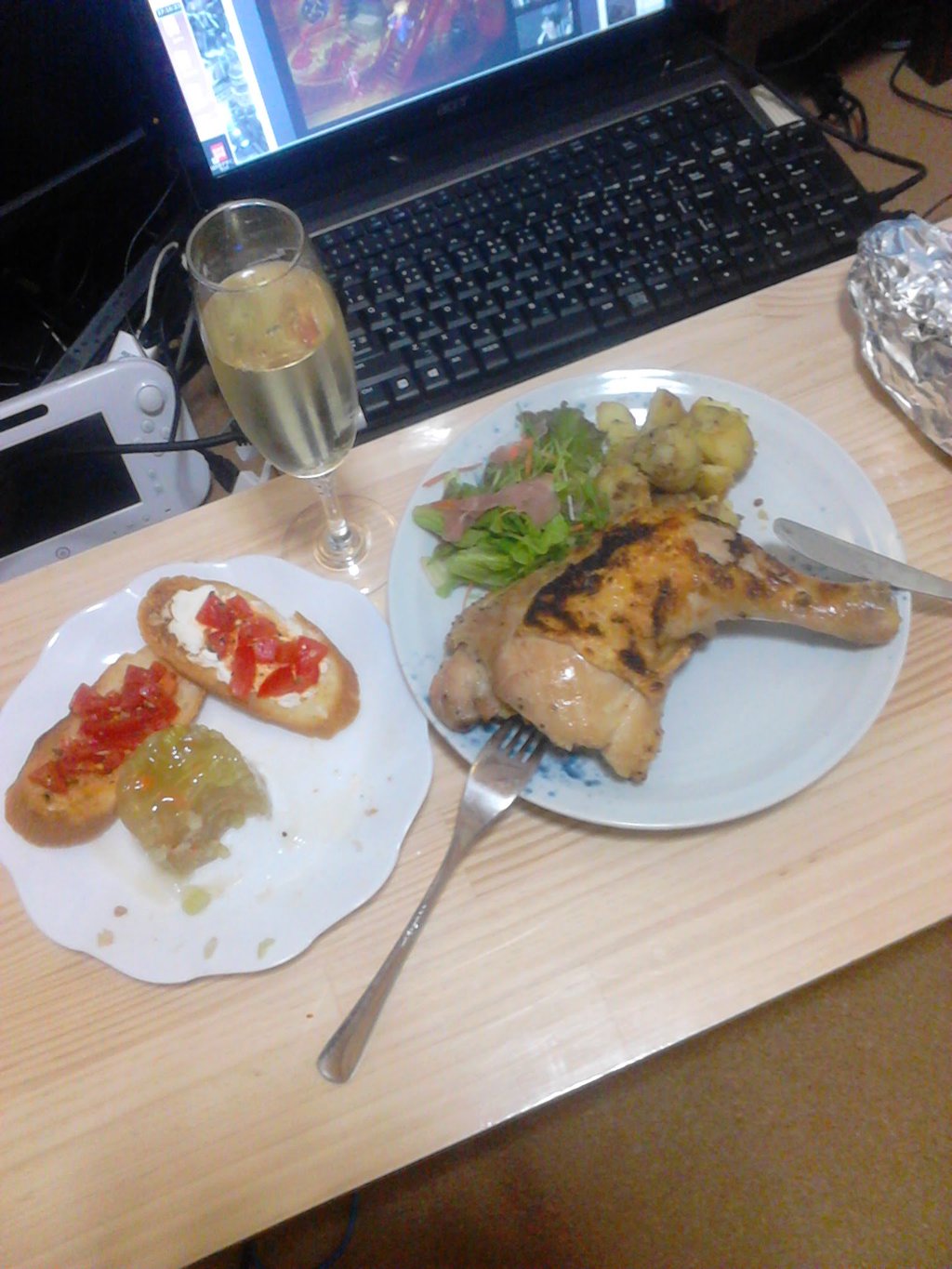 ピザ以外は作ったよ!!
(ピザも生地とソースは作ってる)

ブルケッタ
骨付鳥
アンチョビポテト
生ハムサラダ
ゼリー寄せ(硬すぎｗ)

右で見切れてるアルミホイルのが、ローストビーフですｗ
そろそろ切りますか～(・∀・) https://t.co/WXsHs1hBZM