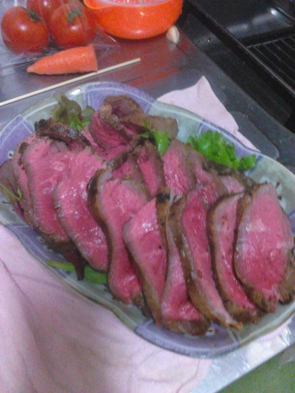 いえいヽ(´▽`)ノ

放たってたローストビーフでございますー。
テリヤキっぽいソースも作ってたけど、
塩コショウが強かったみたいで…このままでも美味しい!!(*´ω｀*)

パーティメニューにローストビーフ、いいねー(・∀・) https://t.co/SITcdEjUrz