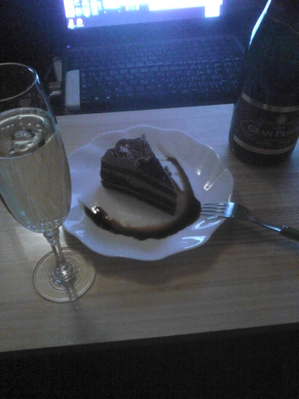 (もう日付変わったけどｗ)
ハッピーバースディ　トゥ ミーヽ(´▽`)ノ

一応ケーキを買ってみた。

コーヒーソース…というか、ポーションの水で薄めるだけのコーヒー。
かっこ良くしたかったんやけど…ドバッっと出ちゃって(；・∀・) https://t.co/kqm5HJOsLQ