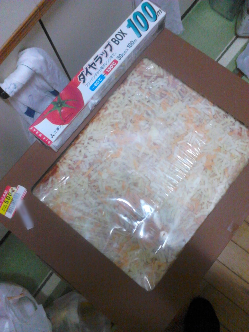 買っちゃった(*´ω｀*)でっかいピッツァ!!
大きさ比較のために30cm幅のラップ。
2000円近くするんやけど、売れ残って500円に。

1つ売れ残っとったん…友達が買い物来てたんで、
買ってプレゼントすればよかったかな??? https://t.co/gz6G9J5FUO