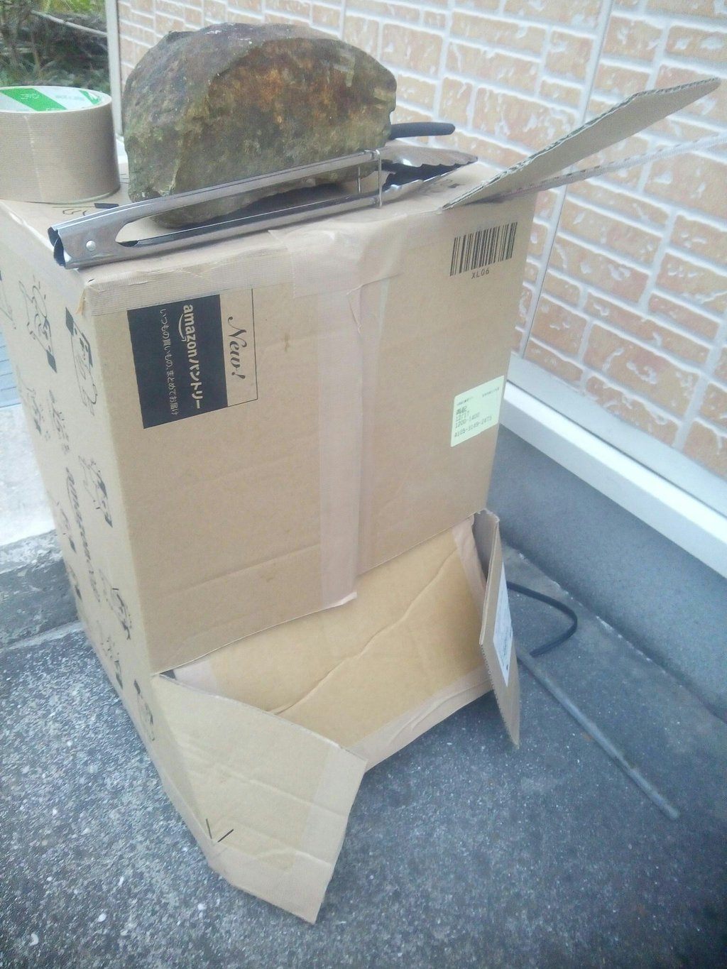連投ですいません。

全然温度が上がんないんで、熱源の電気コンロを［強］にしてみた。
ら、上がりすぎー(＠_＠;)

よく調べてみたら、私が買ったのは「スモークウッド」でして…どんどん燃えるんで熱源が要らないそうな。
コンロの意味w https://t.co/c13csI8nN2
