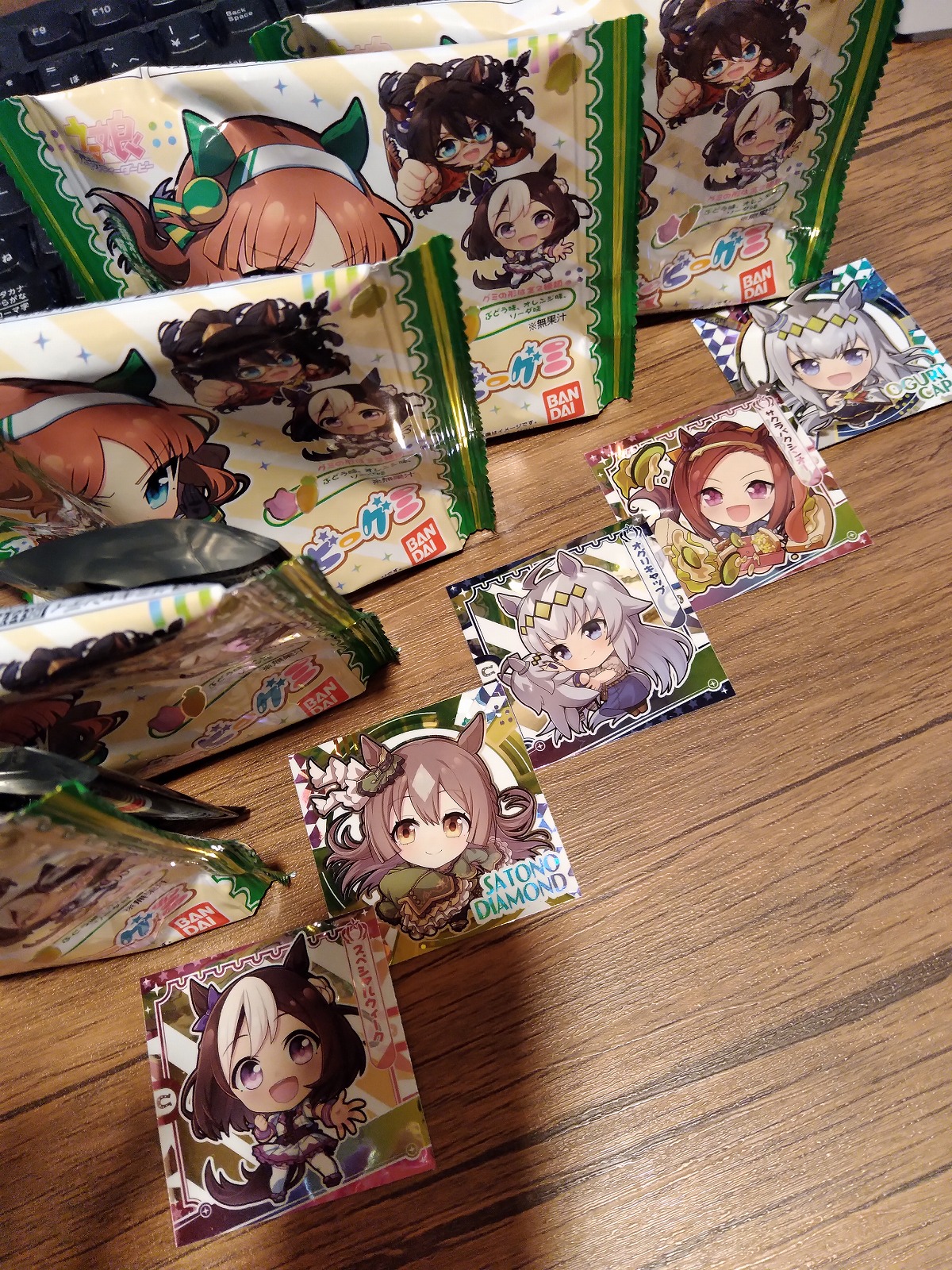 ウマ娘の課金ガチャしましたん。
推しは…出ず( ;∀;)
でもレアが2枚(一番上のオグリと下から二番目のダイヤちゃん)
グミなんてうん十年ぶりに食べるわ~。
久しぶりに食べると美味しいね!! https://t.co/tllWZShooh